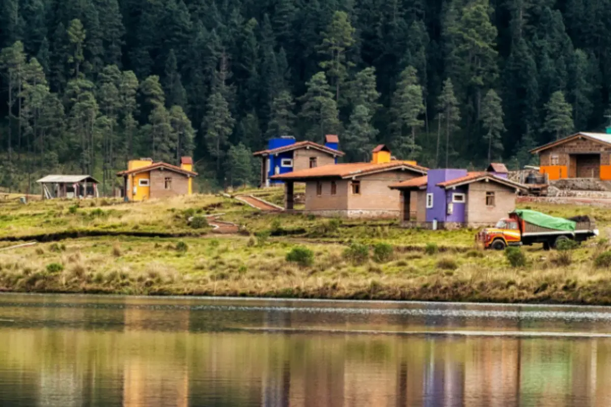 Cabañas en la montaña frente a un lago Foto: FB (Parque Ecoturístico Corral de Piedra)