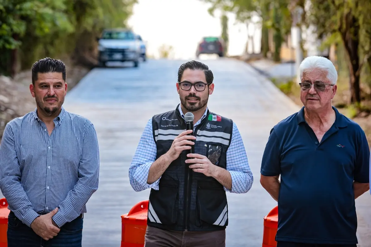El alcalde de Santiago, David de la Peña, se comprometió a entregar las diferentes obras de pavimentación en las comunidades de San Francisco y La Cieneguilla. Foto: Facebook David de la Peña