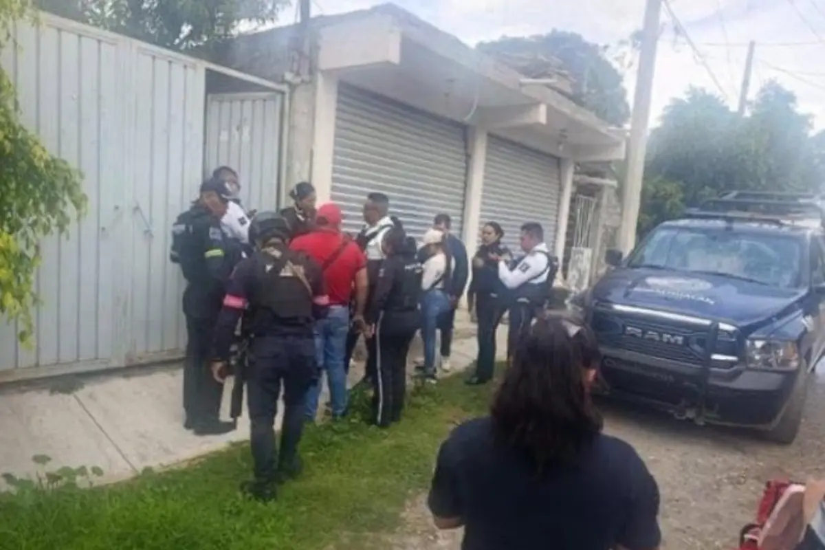 Policía realizando investigación en domicilio en Chimalhuacán Foto: Manuel López