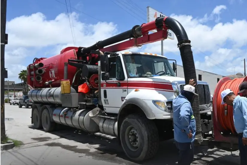 Las labores de desfoguen se llevan a cabo con bombas y camiones vactor. Foto: Victoria Jiménez