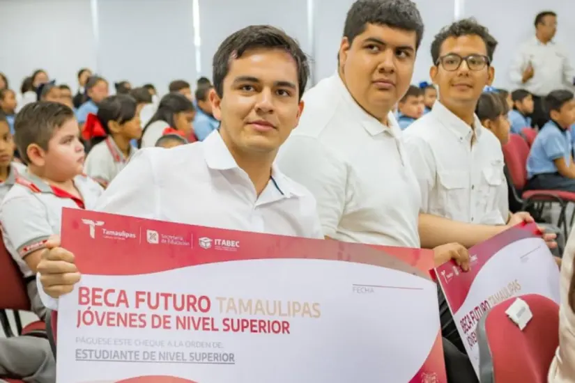 Se entregó un estímulo a estudiantes de Robótica de la UPV | Foto: SET