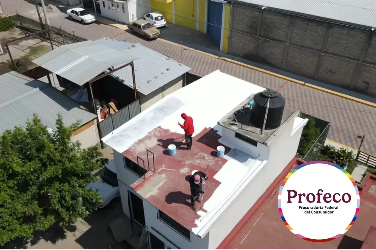 El impermeabilizante blanco tiene propiedades que ayudan a mantener más fresco el hogar porque el color es reflectante de los rayos solares. Foto: Profeco | Captura de pantalla YT @LosBestauradores