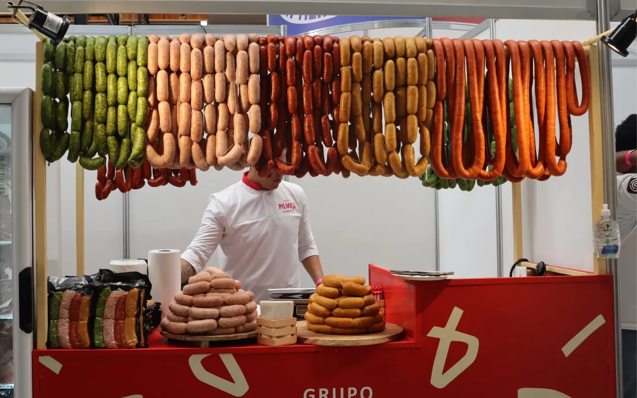 Expo Chorizo de Toluca 2024. Foto: FB/ Centro Tolzú (Canva)