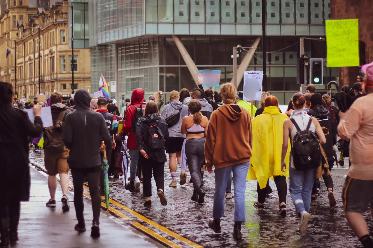 Gente marchando. Foto: Canva