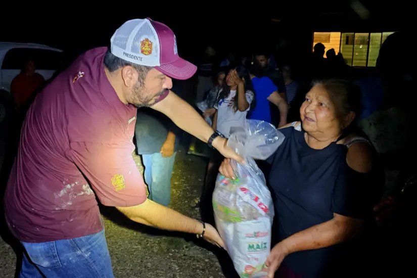 Entregando apoyo a personas afectadas | Foto: Municipio de González