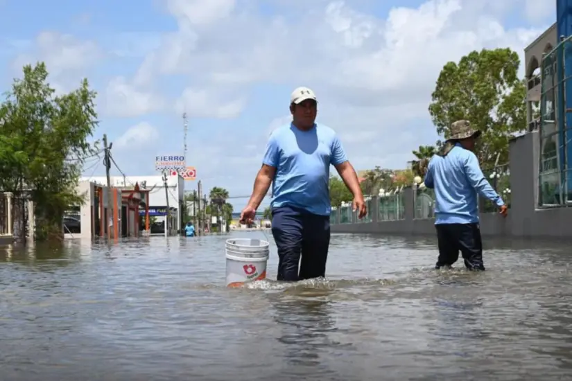 Personal de Aguas y Drenaje de Matamoros trabaja para desfogar el agua acumulada tras las lluvias. Foto: Victoria Jiménez