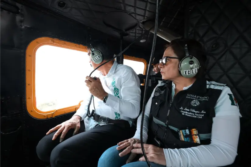 El gobernador Américo Villarreal Anaya y la coordinadora nacional de Protección Civil, Laura Velázquez Alzúa, realizaron un sobrevuelo por los ríos y sistema lagunario del sur de Tamaulipas. Foto: Carlos García