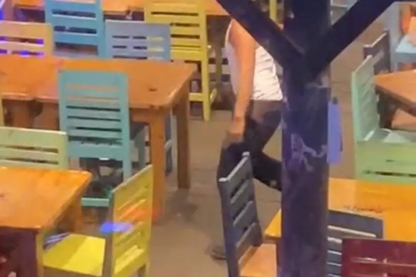 Joven saliendo del restaurante bar en donde dio su último baile | Foto: FB