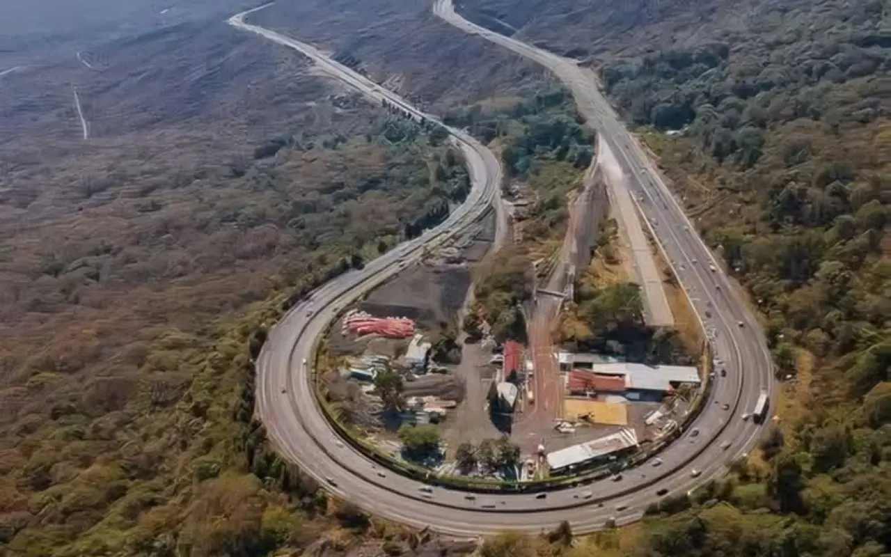 La Carretera México-Cuernavaca, conocida como La Pera. Foto: FB/ Soy De Morelos (Canva)