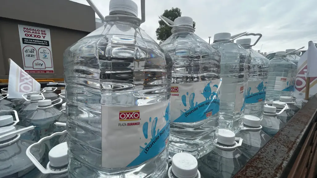 Oxxo dona miles de litros de agua que Protección Civil llevará a municipios de Durango