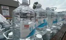 Oxxo dona miles de litros de agua que Protección Civil llevará a municipios de Durango