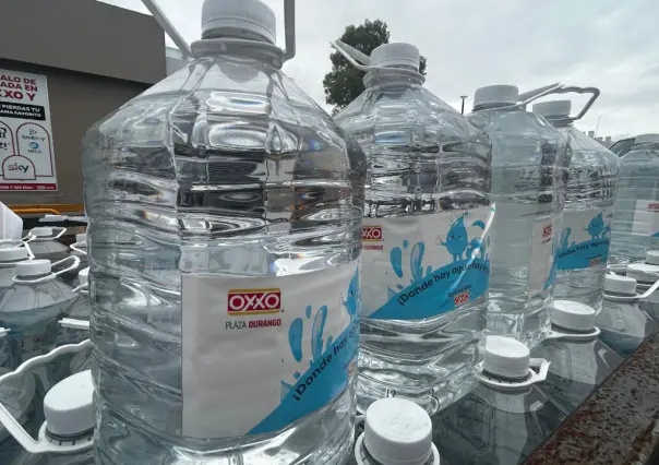 Oxxo dona miles de litros de agua que Protección Civil llevará a municipios de Durango