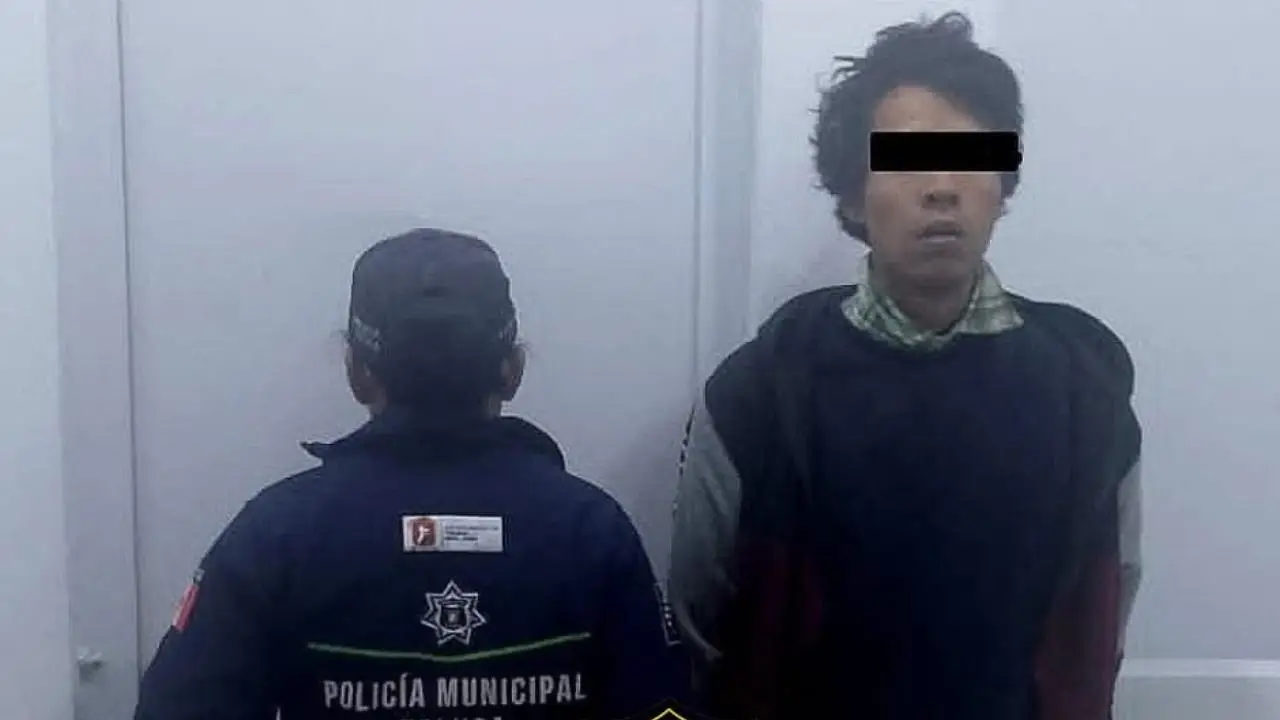 ¡Siguen los arrestos! Dos detenidos por arrojar basura en vía pública de Toluca. Foto: Que Poca Madre En Toluca / digitalmex