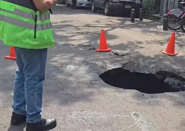 Socavón se traga camión en la Roma; vecinos ya habían advertido el riesgo
