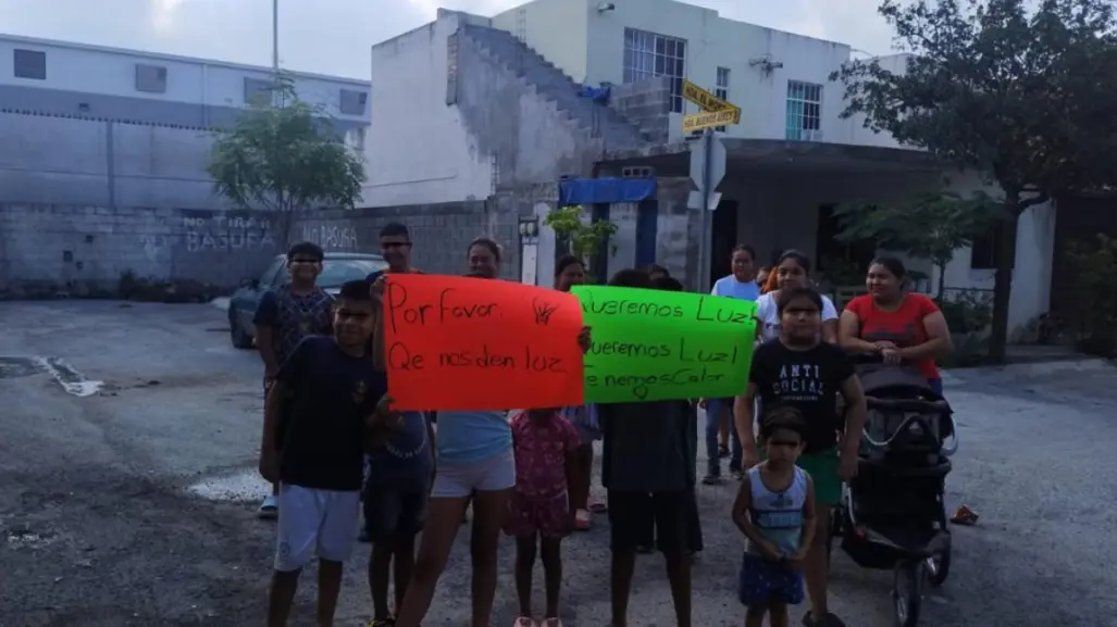 Vecinos protestan por falta de luz en El Carmen; tienen 3 días sin suministro