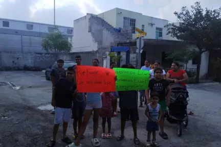 Vecinos protestan por falta de luz en El Carmen; tienen 3 días sin suministro