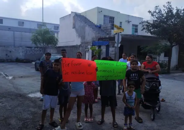 Vecinos protestan por falta de luz en El Carmen; tienen 3 días sin suministro