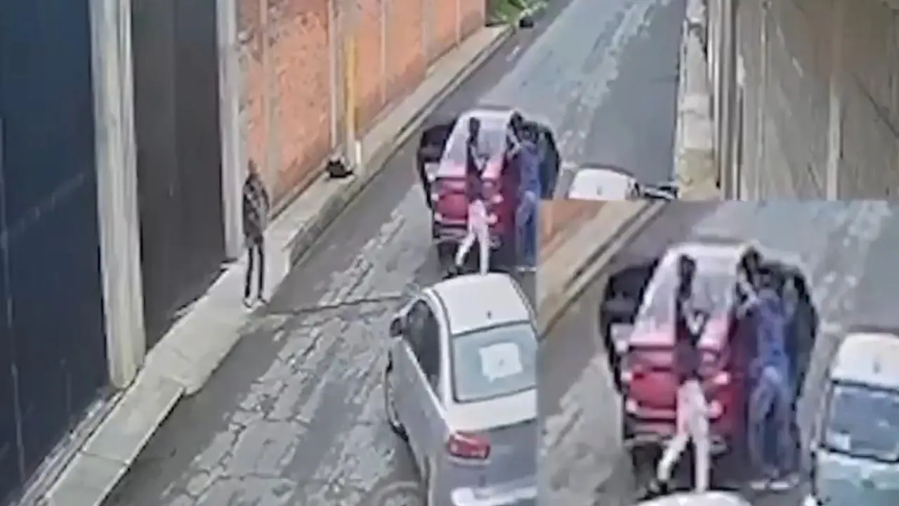 Vecinos evitan secuestro de una mujer en Edomex; así frustraron el intento en la calle. Foto: @danielderosastv