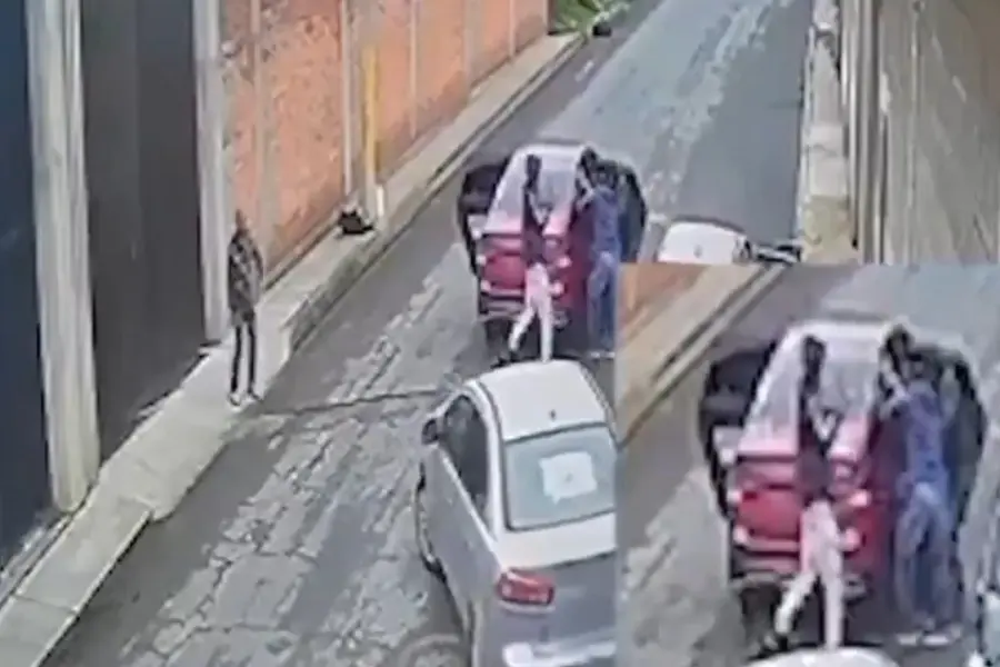 VIDEO| Vecinos evitan secuestro de una mujer en Edomex; así frustraron el intento en la calle