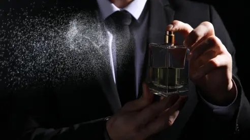3 perfumes que todo hombre mayor de 50 años debe tener en su tocador para oler a joven