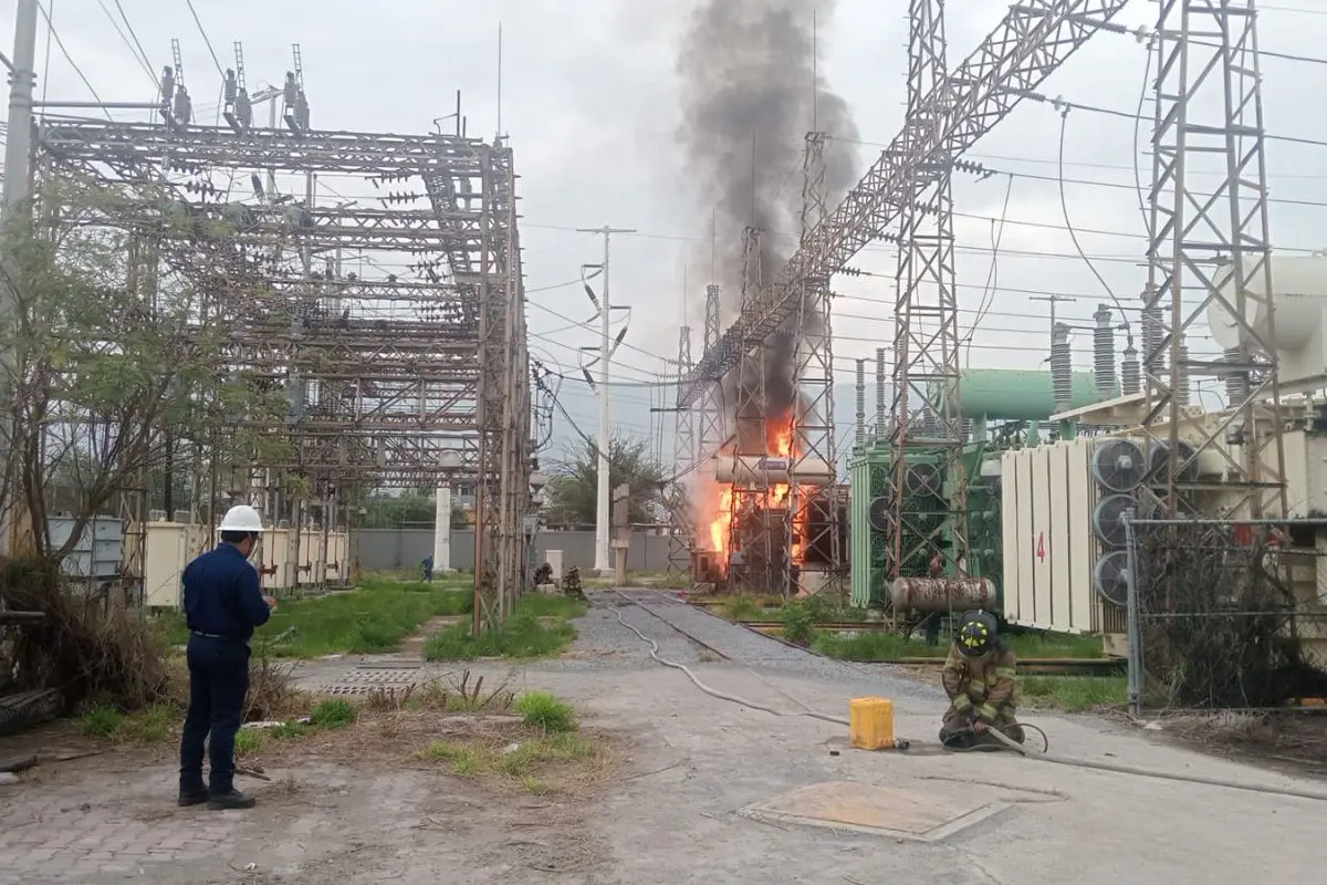 Se registró un incendio al interior de una subestación eléctrica ubicada en la colonia Casa Bella, en el municipio de San Nicolás de los Garza. Foto: Protección Civil de Nuevo León
