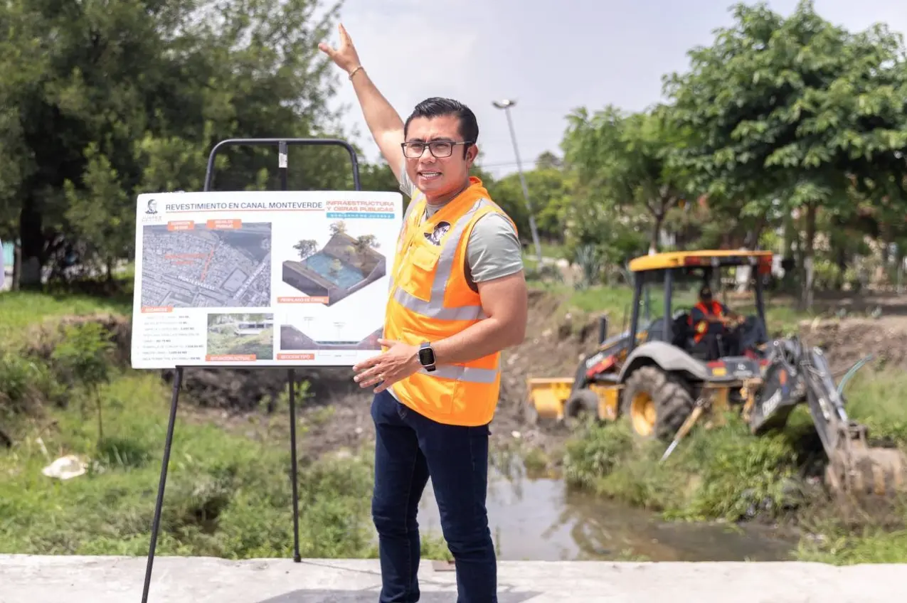 El alcalde Félix Arratia Cruz indicó que se empezó una nueva etapa de trabajos de desazolve, limpieza y revestimiento de canales. Foto: Gobierno de Juárez.