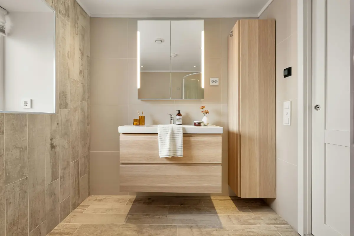 Mantener una ventana abierta por diez minutos diarios es una forma de acabar con la humedad del baño. Foto: Canva