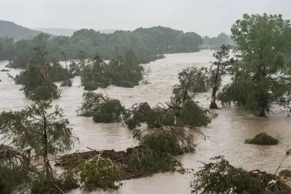 Inundaciones en Texas suman 32 muertos y decenas de desaparecidos