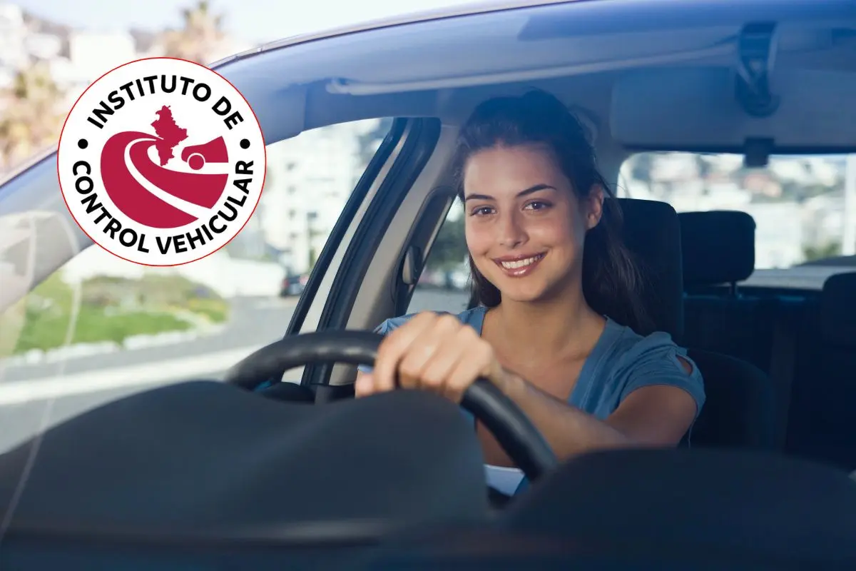 Imagen de una joven conduciendo con el logo del Instituto de Control Vehicular Foto: Canva