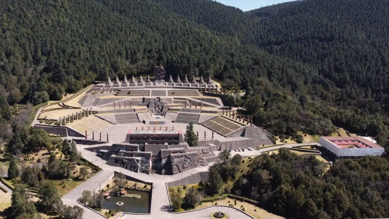 Este Parque Otomí te lleva por senderos sagrados y monumentos en medio del bosque mexiquense. Foto: @EdomexTurismo