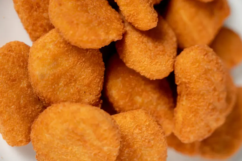 Si buscas nuggets con más carne y menos relleno Profeco ya tiene la lista con las marcas que cumplen mejor. Foto: Canva
