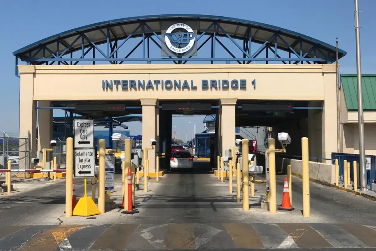 En el caso específico del Puente Internacional 1, el carril electrónico ya está operando y permite el paso sin detenerse mediante sensores que leen los dispositivos TAG instalados en el parabrisas./Foto: Eagle Pass Business Journal