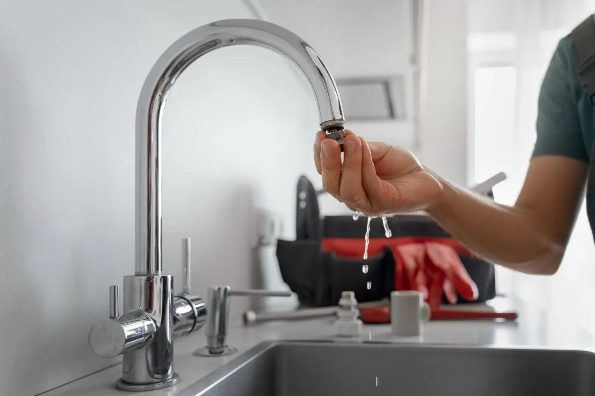 Suspenderán bombeo de agua en zonas de NL por trabajos eléctricos de CFE. Foto: Freepik