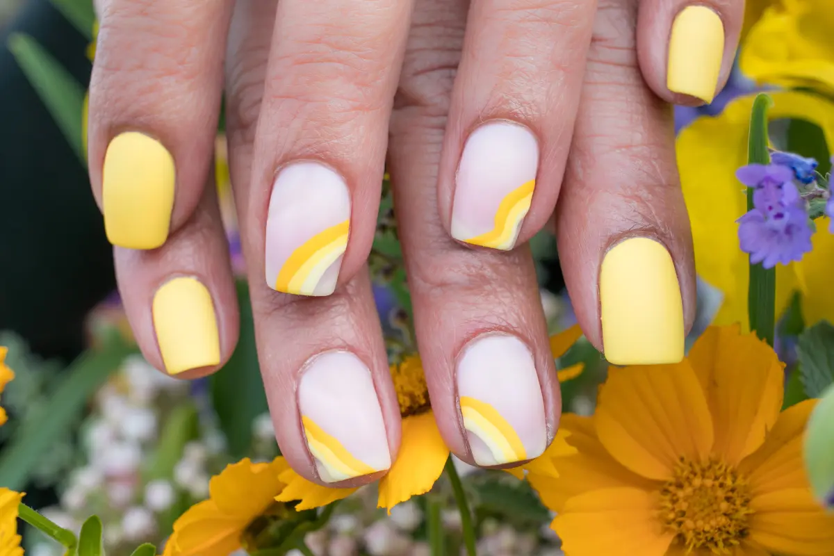 Los tonos pastel también son una buena opción para la manicura de mujeres adultas mayores. Foto: Canva
