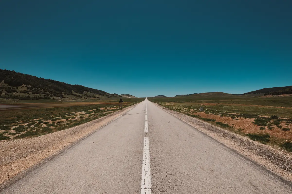 La carretera conocida como “La Ribereña”, oficialmente Carretera Federal 2, es una vía histórica que bordea la ribera del río Bravo en Tamaulipas. Foto: Freepik