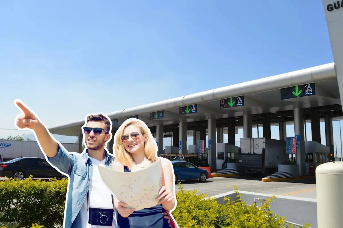 Durante la temporada vacacional o los fines de semana largos, muchos viajeros eligen destinos turísticos. Foto: Red Estatal de Autopistas de Nuevo León / CANVA