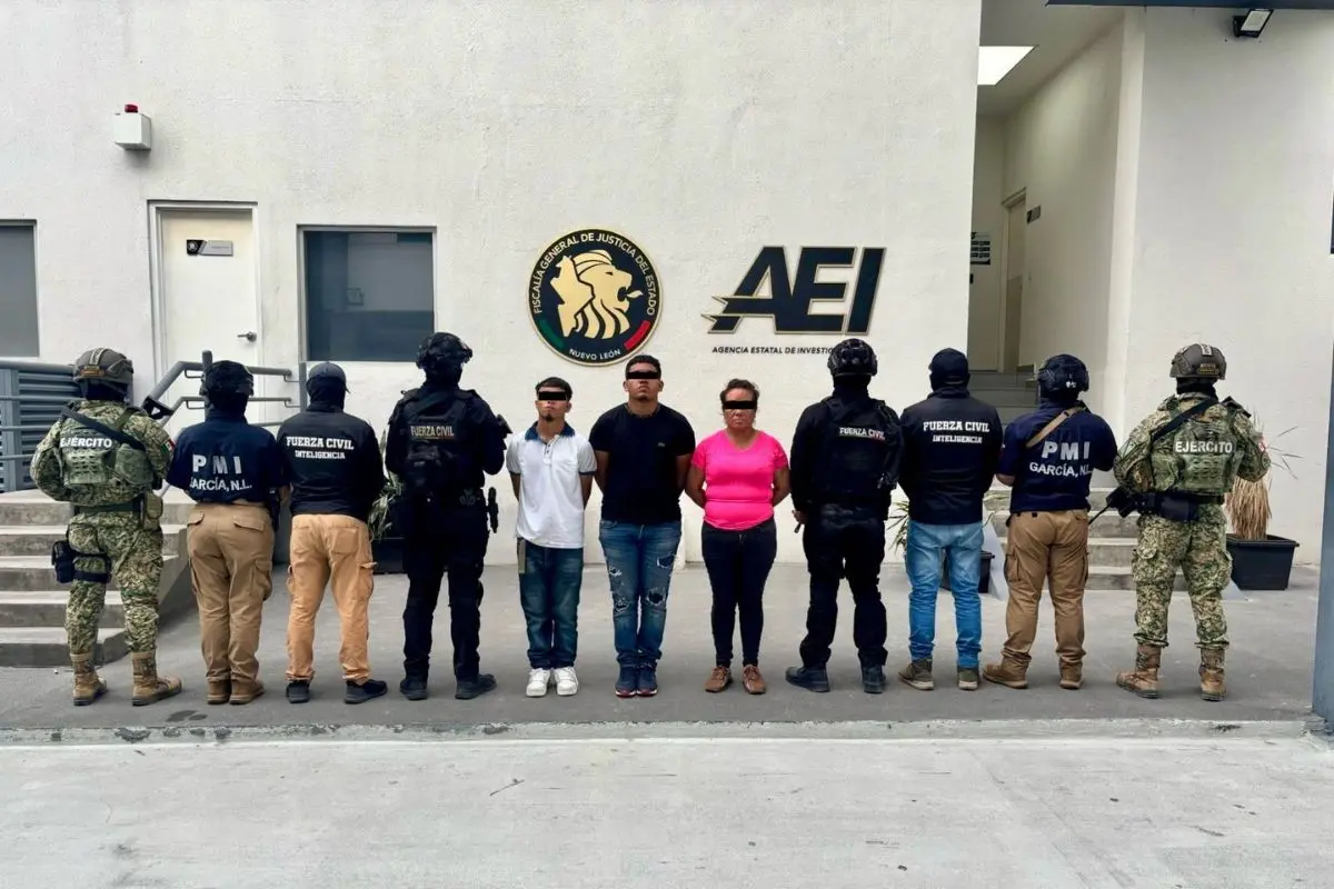 Cinco personas, entre ellas dos menores de edad, fueron detenidas durante un operativo de inteligencia realizado por la Fuerza Civil. Foto: Fuerza Civil
