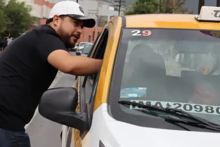 Miguel Lechuga se opone al cambio de nombre del boulevard Díaz Ordaz con volanteo ciudadano Miguel Lechuga se opone al cambio de nombre del boulevard Díaz Ordaz con volanteo ciudadano