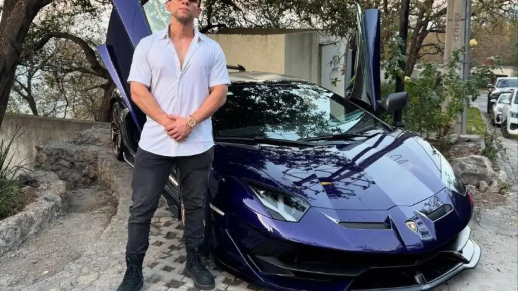 Multan al influencer Alfredo Valenzuela por circular a exceso de velocidad en Carretera Nacional
