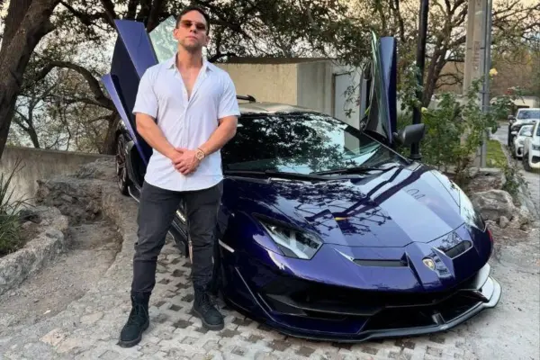 Multan al influencer Alfredo Valenzuela por circular a exceso de velocidad en Carretera Nacional