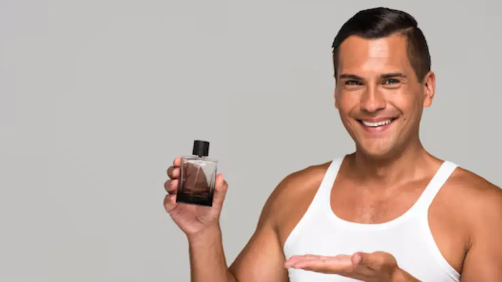 Este perfume barato para hombres de 45 años huele caro, es duradero y encantador