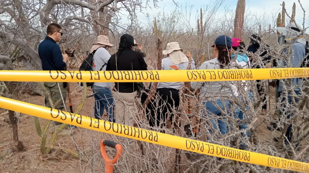 Hallan ropa, calzado y restos humanos dentro de nuevas fosas clandestinas en La Paz