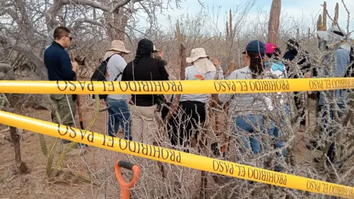 Hallan ropa, calzado y restos humanos dentro de nuevas fosas clandestinas en La Paz