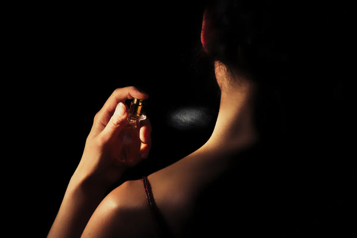 También hay perfumes baratos que son todo un clásico y evocan sofisticación y elegancia. Foto: Canva