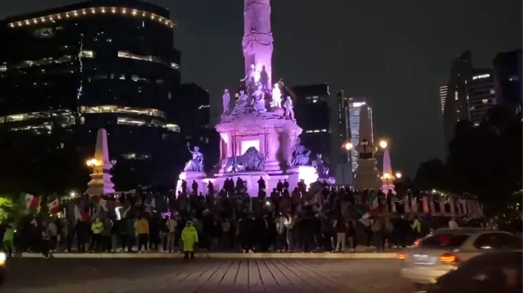 Cientos de aficionados celebran el triunfo de México en la Copa Oro en el Ángel de la Independencia