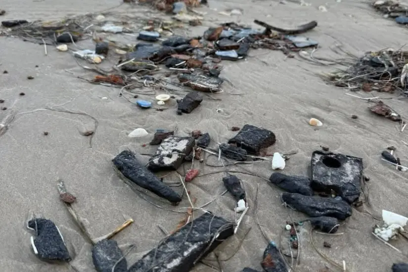 Basura espacial de la empresa SpaceX en la playa Bagdad de Matamoros. Foto: Daniel Espinoza