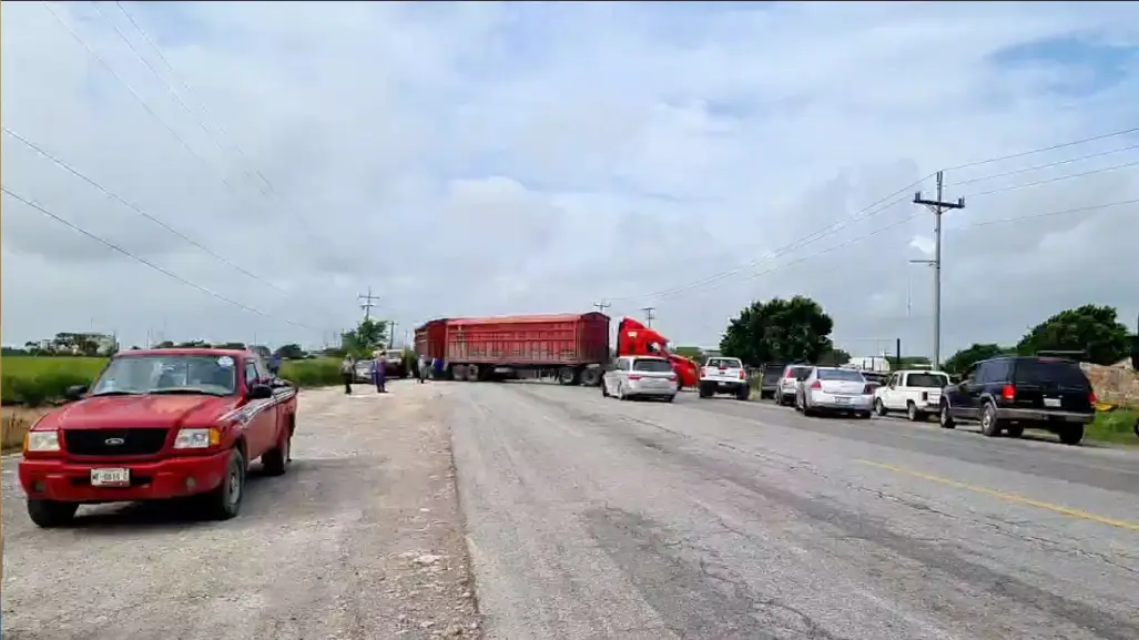 EN VIVO | Agricultores cierran carretera de San Fernando-Matamoros-Reynosa por falta de apoyos
