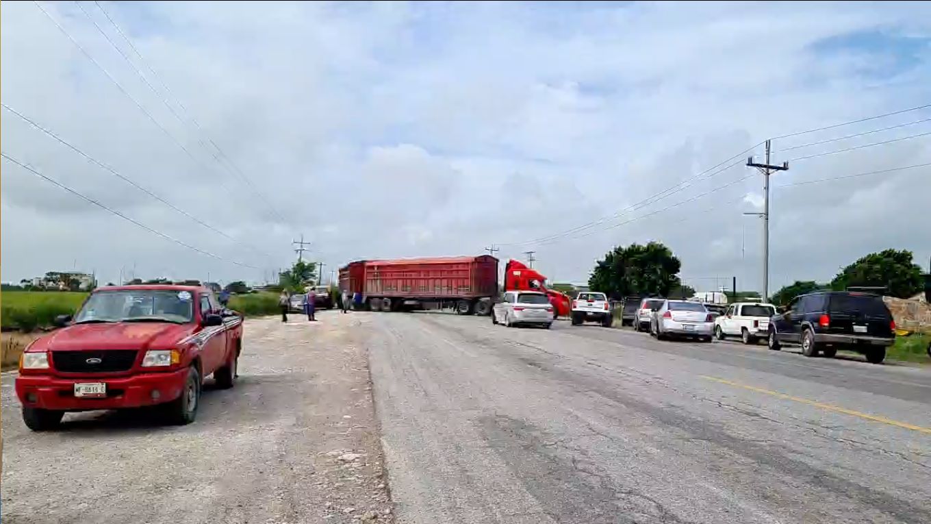 Productores agricolas dicen que gobierno los ha ignorado por eso cierran carretera Productores agricolas dicen que gobierno los ha ignorado por eso cierran carretera