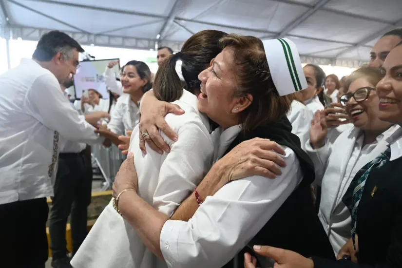 En reunión con personal médico | Foto: FB