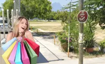 Este mercadito en Monterrey esconde increíbles ofertas en vestidos de fiesta